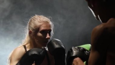 Düz vuruş kickboks Boks tarihinde gelişimi paws. Arkadan ışık. Duman arka plan. Ağır çekim. Ağır çekim