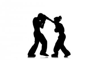 Kız kickboks için fikir tartışması adam vuruyor. Siluet. Beyaz arka plan. Ağır çekim