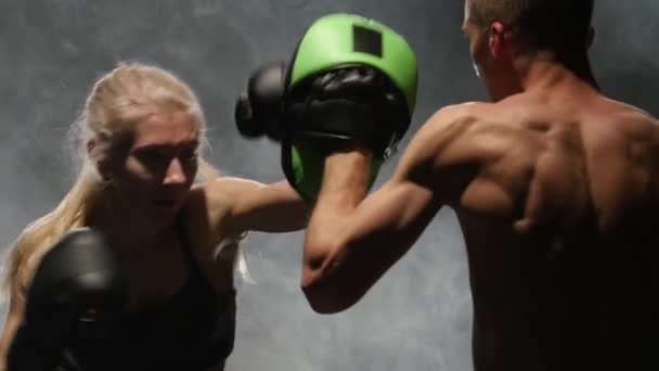 O tipo e a rapariga no boxe. Luz por trás. Fundo de fumo. Movimento lento — Vídeo de Stock