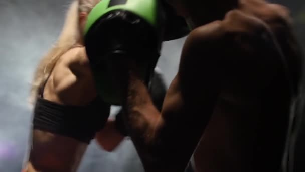 Guy e la ragazza sulla boxe. Luce da dietro. Sfondo di fumo. Rallentatore — Video Stock