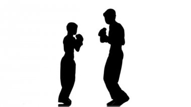 Kız kickboks darbe yere düştü. Siluet. Beyaz arka plan. Ağır çekim