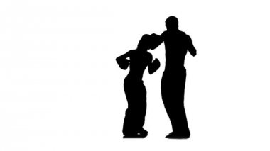 Kickboks direkt darbeler dışında boks pençeleri üzerinde çalışıyor. Siluet. Beyaz arka plan