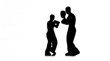 Sporcular arasında fikir tartışması. Siluet. Beyaz arka plan. Ağır çekim