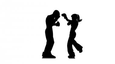 Sporcular arasında fikir tartışması. Siluet. Beyaz arka plan. Ağır çekim