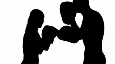 Sporcular arasında fikir tartışması. Siluet. Beyaz arka plan. Ağır çekim