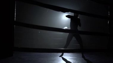 Kız Kick Boks yarışma için hazırlanıyor. siluet