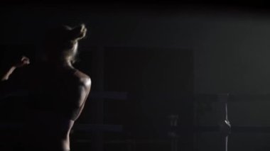 Kız atlet trenler karanlık ringde yener bacaklarını