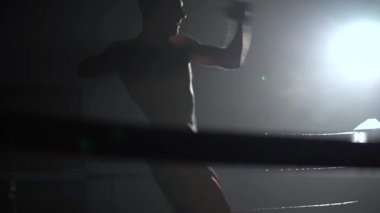 Kick Boks rekabet için hazırlanıyor. siluet