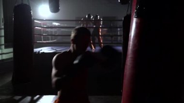 Adam bir armut beats, ringde arka planda fikir tartışması kickboxers gider