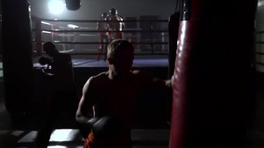 Çocuklar bir armut beats, ringde arka planda fikir tartışması kickboxers gider