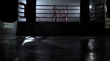 Ringde iki adam dövüş karanlık halka