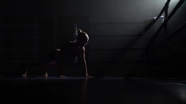 Atleta bionda strizzando palestra. Silhouette — Video Stock