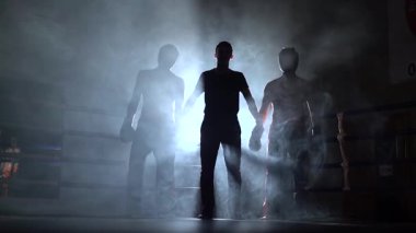 Yargıç yarışmalarda kazanan ilan etti. Duman arka plan. Arkadan ışık. Siluet