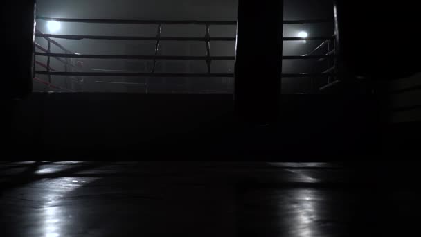 Тренажерный зал и ринг вечер без людей — стоковое видео
