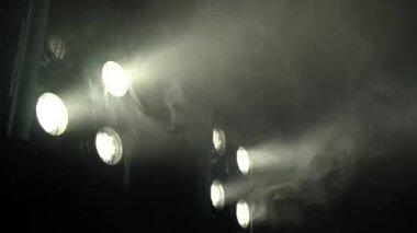 Sekiz projektör dumanlı bir odada titreşim