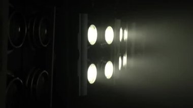 Titreşen ile büyük projektörler ışık renk müzik oluşturmak