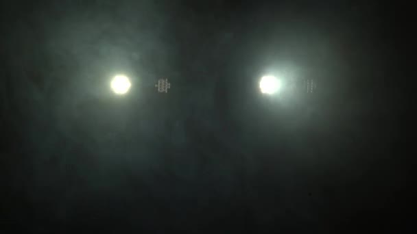 Lâmpadas brilham em uma sala fumegante — Vídeo de Stock