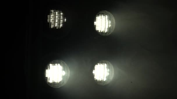 Cuarto oscuro luces de los focos — Vídeo de stock © KinoMasterDnepr ... Cuarto oscuro luces de los focos — Vídeo de stock © KinoMasterDnepr ...