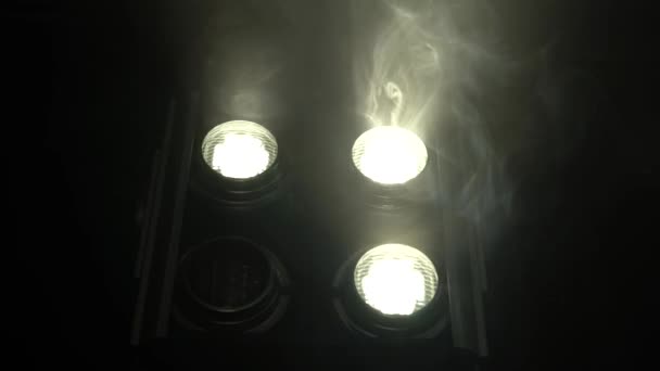 Projetores com luz são ligados e desligados — Vídeo de Stock