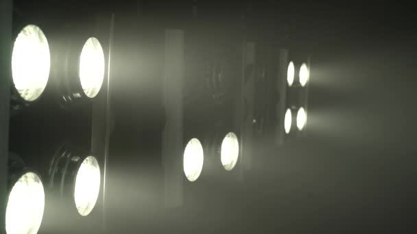 Brinnande projektorer med starkt ljus, två av dem slå på och av — Stockvideo