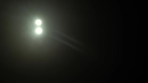距離にディスコの照明の輝き — ストック動画