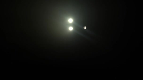 烟雾中闪烁的光芒 — 图库视频影像