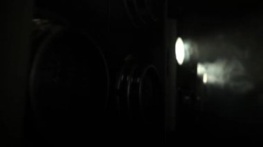 Titreşen ile büyük projektörler ışık renk müzik oluşturun. Yakın çekim