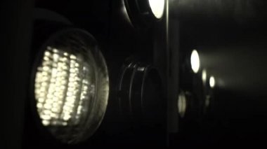 Titreşen ile büyük projektörler ışık renk müzik oluşturun. Yakın çekim