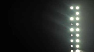 Sahne ışınları projektör duman ile yanıp sönen ışık gerçekçi görüntüleri