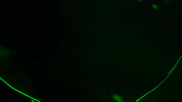 绿色激光照射水中的眩光 — 图库视频影像