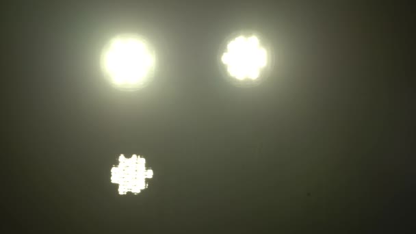 舞台灯, 泛光灯闪烁明亮, 打开和关闭 — 图库视频影像