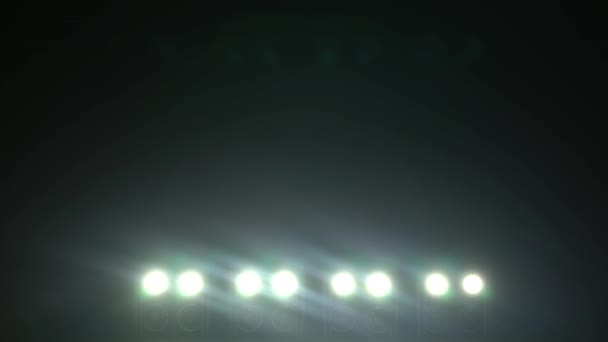 在表演或表演期间 通过舞台上的烟雾射灯 照明设备 — 图库视频影像