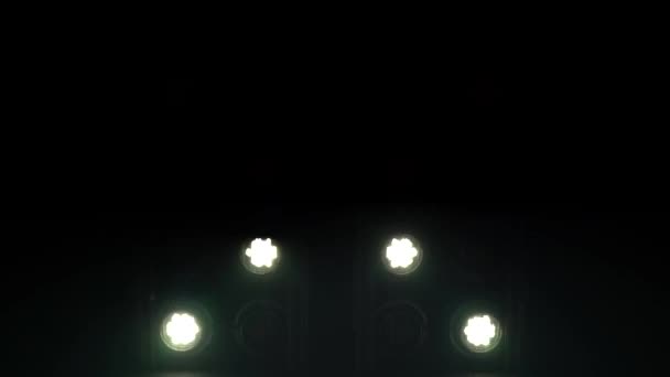 Proyector golpea a través de la oscuridad en el escenario — Vídeo de stock