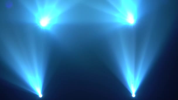 Luz azul dos holofotes através da fumaça — Vídeo de Stock