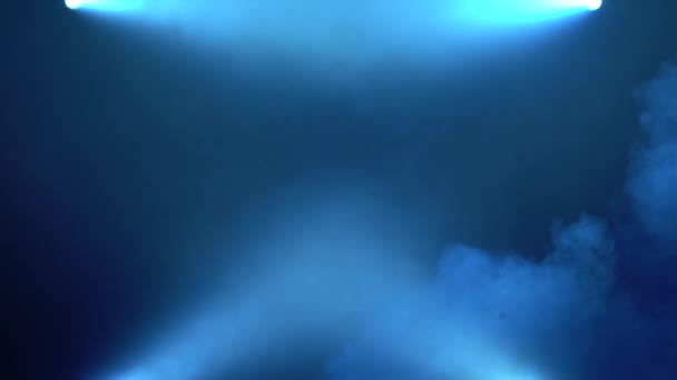 Abstrakt blå fjärrljus med rök — Stockvideo