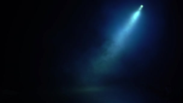 Een bundel van een lantaarn in een donkere kamer — Stockvideo