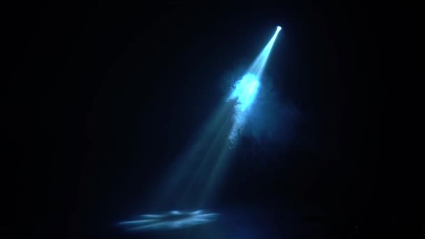 Un rayo de una linterna en una habitación oscura — Vídeo de stock