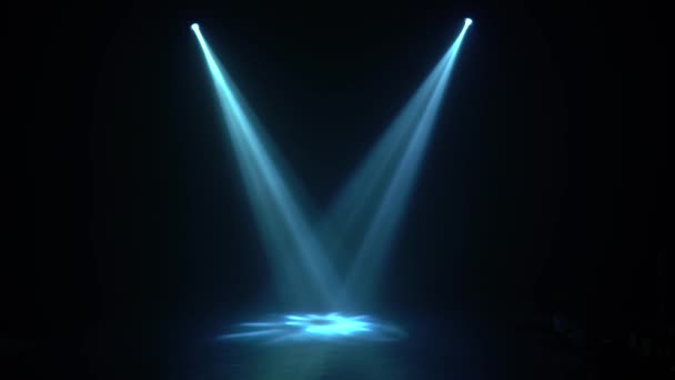 Due raggi da una lanterna in una stanza buia — Video Stock