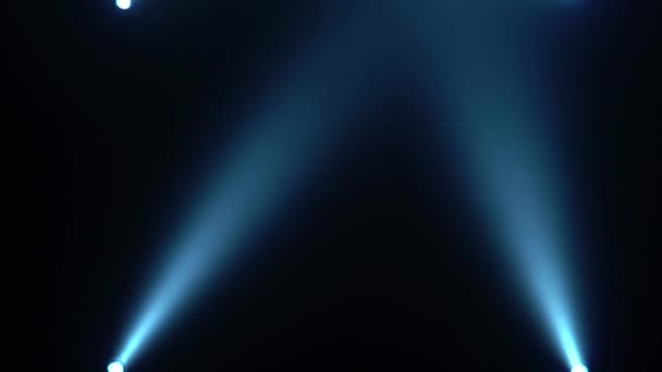 Zwei Strahlen der Laterne leuchten hell — Stockvideo