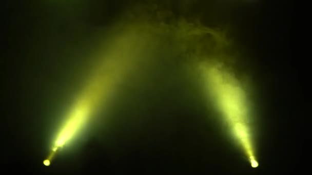 Rayos de linternas multicolores giratorias sobre fondo negro — Vídeo de stock