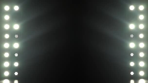 Realistyczne nagrania etapu miga reflektory świetlne promienie poprzez dym — Wideo stockowe