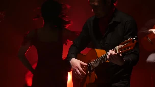 Vrouw spinnen jurk evolueert van een flamenco-dans. Licht van achter. rook achtergrond. Slow motion — Stockvideo