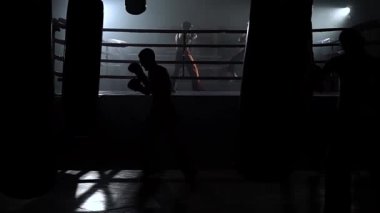 Kickboxers yarışmalar için hazırlanıyor. Ağır çekim