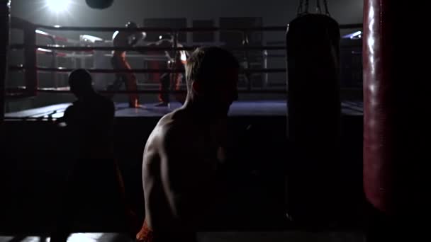 Kickboxers a prepararem-se para competições. Movimento lento — Vídeo de Stock