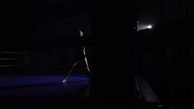 Kız Kick Boks rekabet için hazırlanıyor. Siluet. Ağır çekim