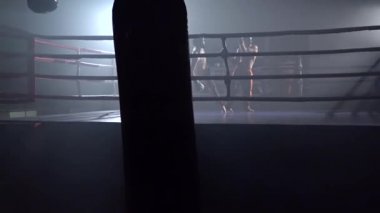 Ringde mücadele için iki adam. Ağır çekim