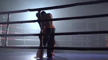 İki adam profesyonel kickboxers onların ayak ve el ile yendi. Ağır çekim