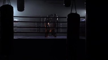 Ringde iki karşı savaşır. Ağır çekim