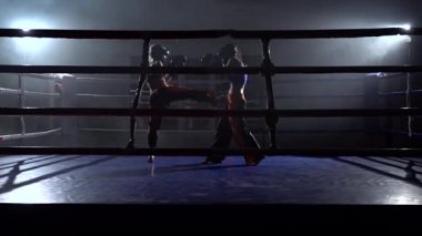 Kask'de iki kız onların kolları ve bacakları halka içinde belgili tanımlık karanlık kutu. Ağır çekim