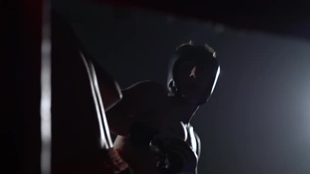 暗闇の中でリングで戦うためにヘルメットとボクシング グローブの 2 人は。スローモーション — ストック動画